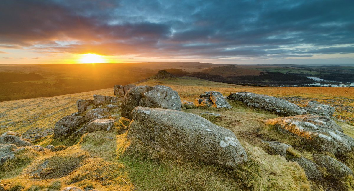 Last photo from Sunrise over Burrator reservoir Sharpitor/Leathertor @Burratorproject @activedartmoor @VisitDartmoor