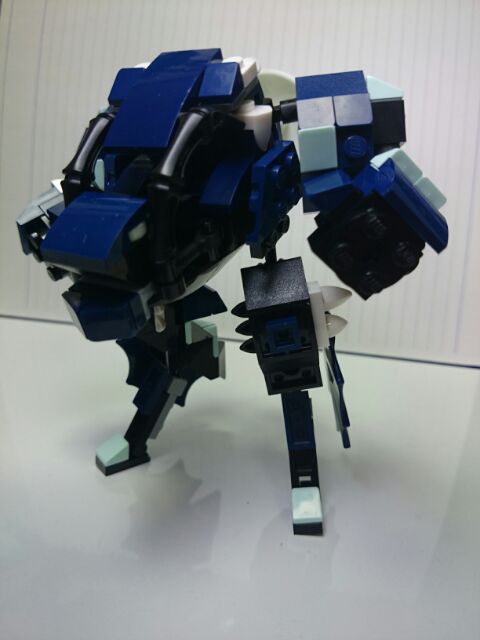 tokunoupanda's tweet photo. ミクセルのグロウキー族(41533~41535)の組み換えできました( ・∇・)!腕がアームバルカンのイメージ。意外に自立できます。
#lego #alternative_model http://t.co/YkDdFYRNUP