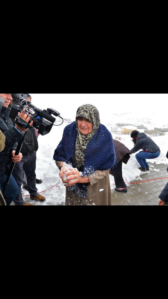 Degirmenci1871's tweet photo. Kartopu oynuyor diye öldürülen #NuhKöklü 'nün anacığı oğlunu uğurluyor... O an (foto AA) #DondukKaldık 
Ah be annem! http://t.co/BmJ8ykKFJg