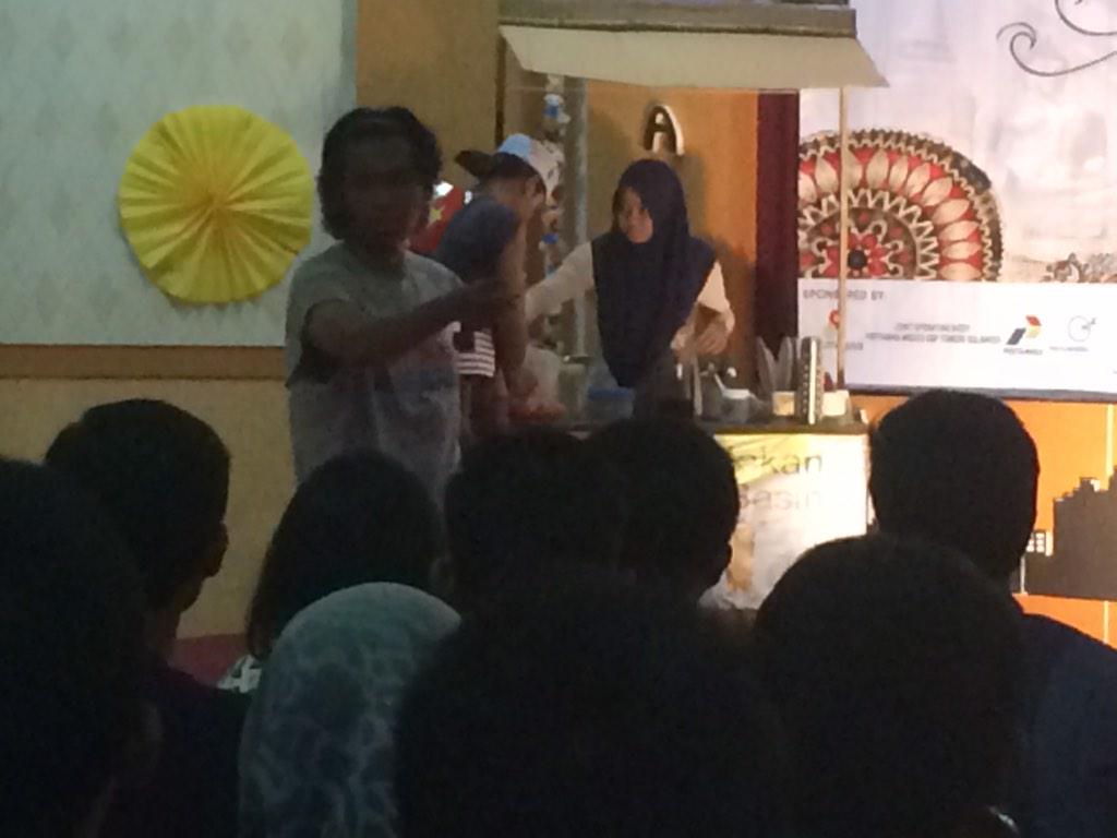 HMTI_ITS's tweet photo. Acara dilanjutkan dengan penampilan drama dari akatara #RiseofUnifier #IEGAMES10TH @ITS_Surabaya http://t.co/64pnXh2UHk