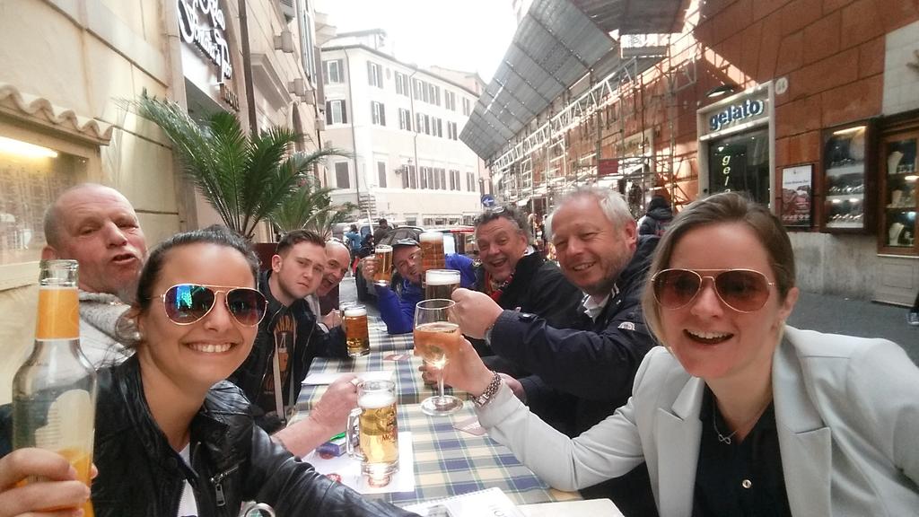 HulyaKemner's tweet photo. Wat nou geen alcohol in Rome!!! 
Nog paar uurtjes!!! #romfey http://t.co/8UeKH02WjR
