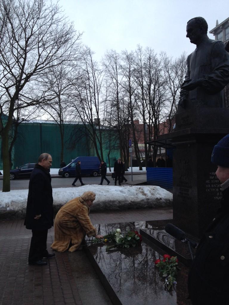 Путин неожиданно приехал на Васильевский остров к памятнику Собчаку (фото)