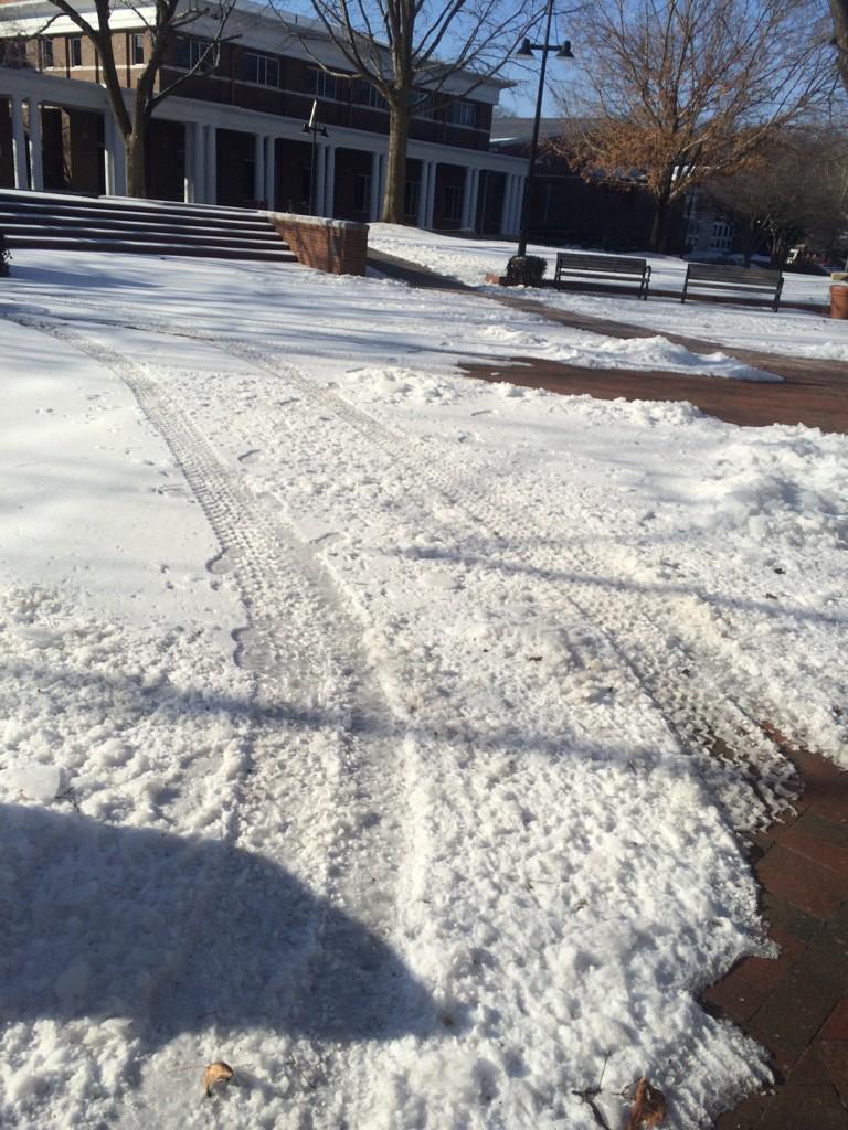 RyanCarpenter11's tweet photo. You had one job bob, someone will actually get hurt today #warmandproductive http://t.co/LnQAX84Gm7
