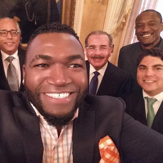 AmeliaDeschamps's tweet photo. La nueva #selfie del #BigPapi! ☺ "@davidortiz: Selfie con mi presidente http://t.co/HVh3wuWkYT"