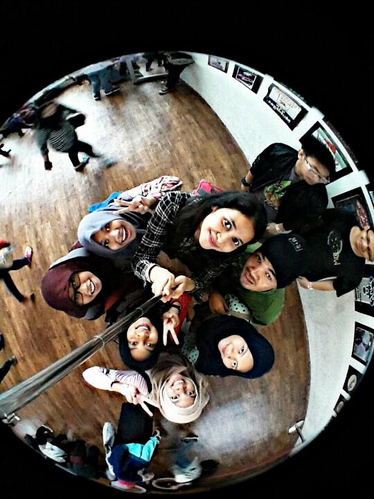 ZahrAnnisaP's tweet photo. CCTV @algoritma12 @SemarHolidayID  @febbydian @intanvio @mhmmd_ndr @retiawindyalaw @riayapuji @ryoprtm #BSCIceBlast http://t.co/v2S3D5yrjv