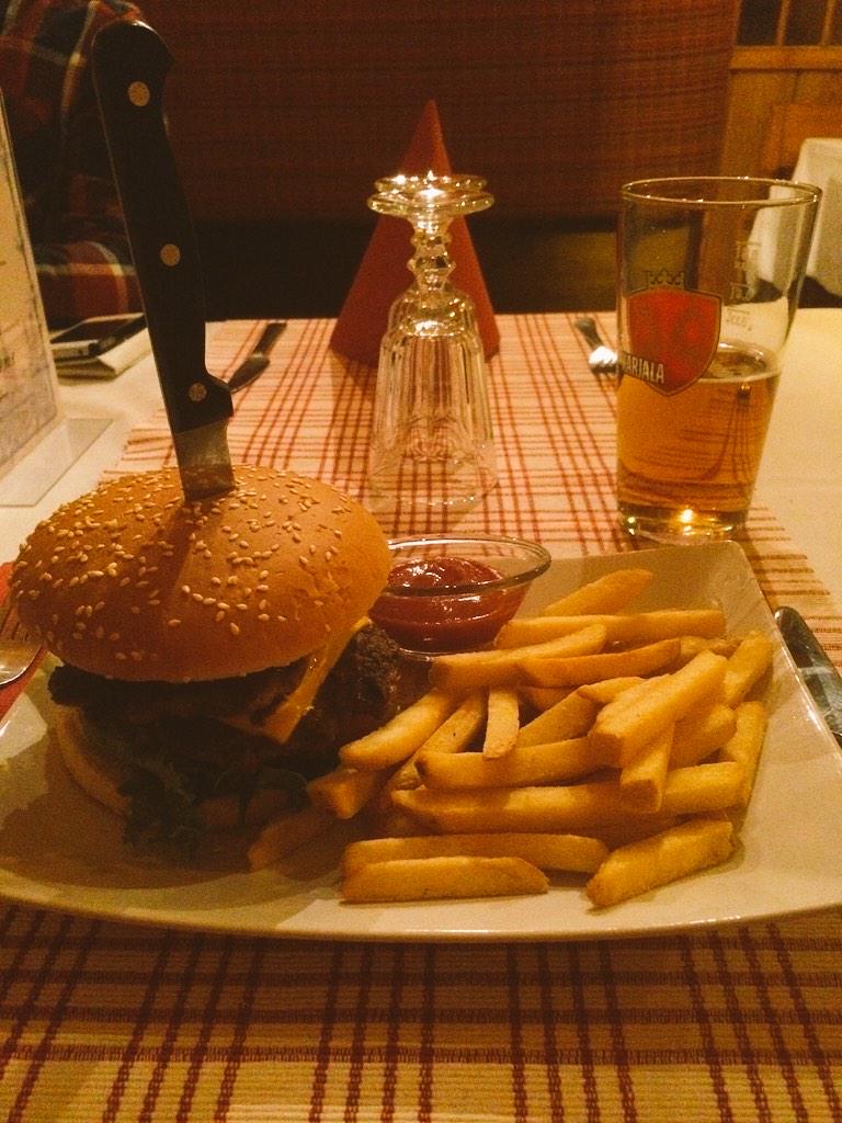opahyrsky's tweet photo. Jyrki Sukulan tuunaaman Jämsänkosken kuuluisan Vanhan myllyn burgeri 5/5 @Jatkemus @Ttapsa http://t.co/hfnEvy3edR