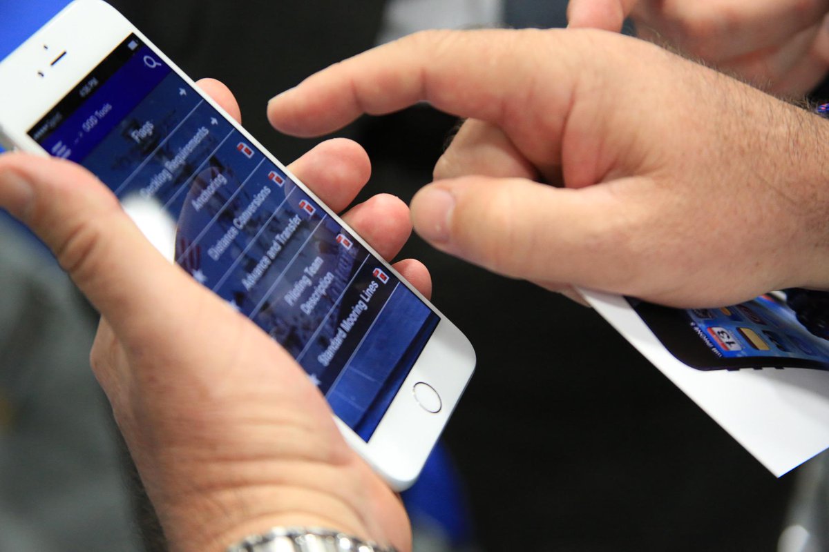 commandmobile's tweet image. Showing off eDivo at #AFCEAWEST #WEST2015 with @NAVYSeaWarrior!