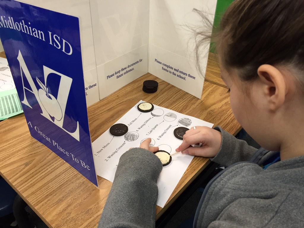 McClure_Kristen's tweet photo. Students are carving the moon phases into Oreos! http://t.co/BFyXd0Sdny