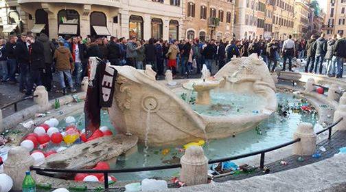 Una delle Piazze più belle al mondo con la Barcaccia appena restaurata. Per gli hooligans. #RomaFeyenoord