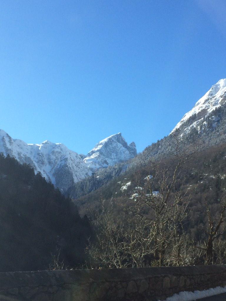 BastienBoxu's tweet photo. Il est pas mal l'emblème de la section? N'est ce pas @IsaIthurburu!! #ski #formigal #top14pourfinir http://t.co/0Jxau8PPgB