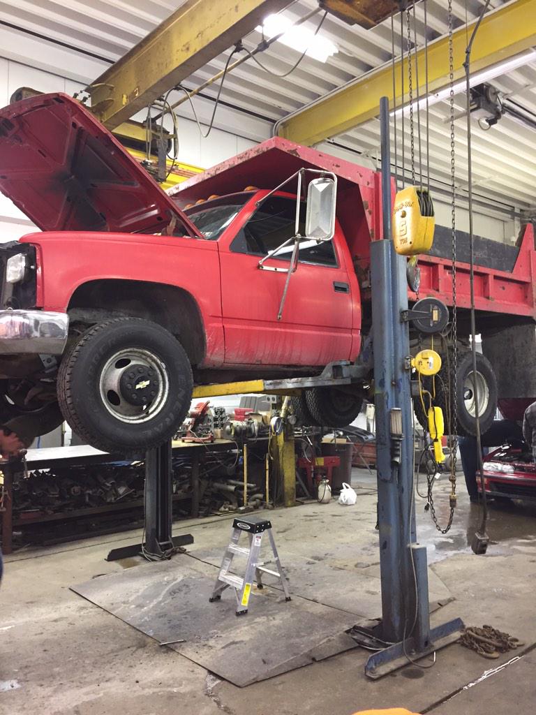 FTPcraig's tweet photo. No way this lift is rated to hold this truck! http://t.co/nu5mGp0F4h