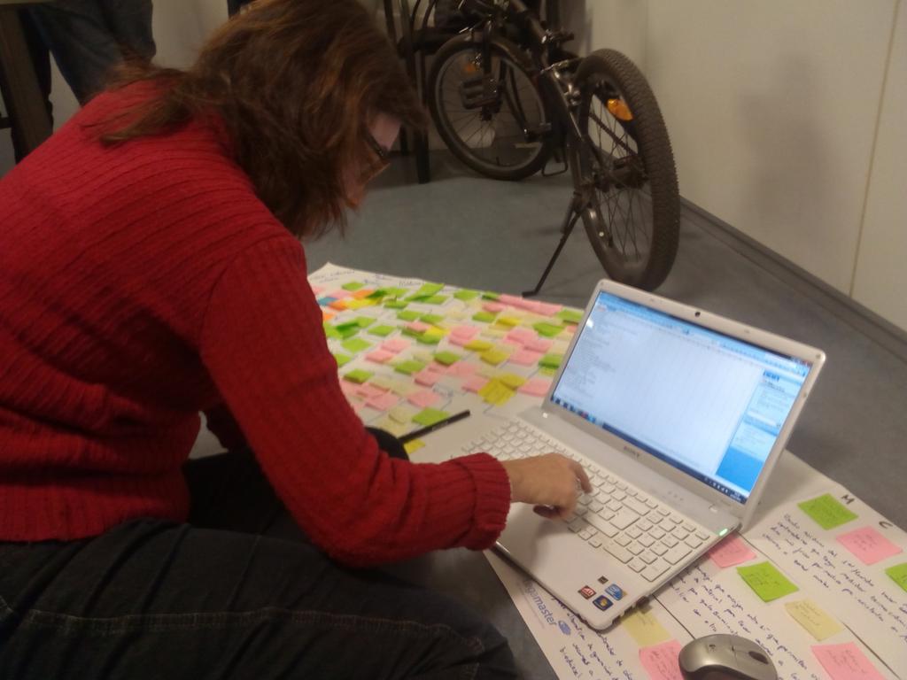 l_lagares's tweet photo. #HEALteam poniendo orden en las ideas surgidas de #brainstorming #PRIZM y #TRIZ @moebiobarcelona http://t.co/947JLJ52Y3