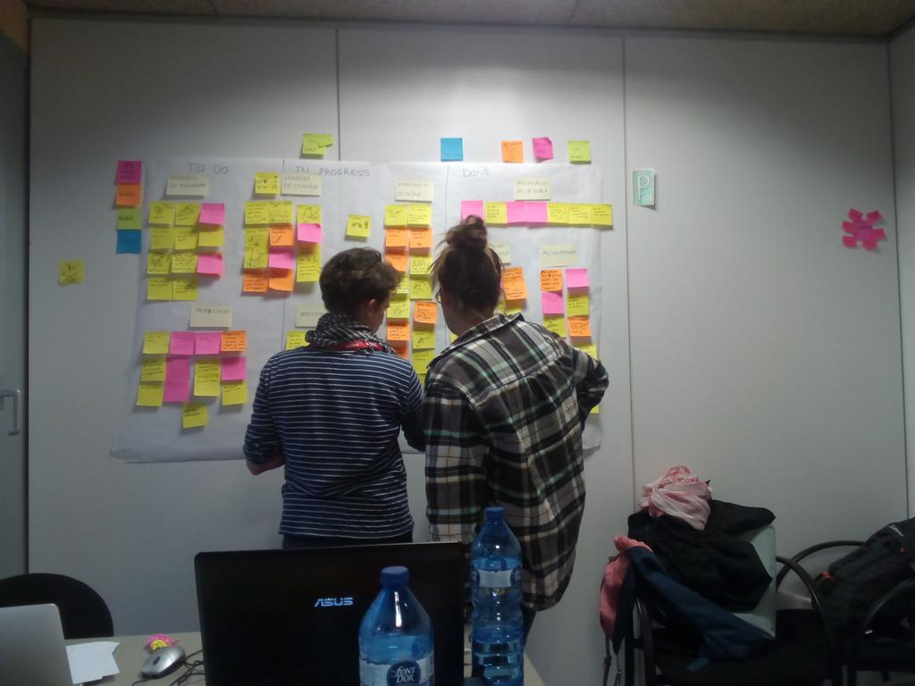 l_lagares's tweet photo. #HEALteam poniendo orden en las ideas surgidas de #brainstorming #PRIZM y #TRIZ @moebiobarcelona http://t.co/947JLJ52Y3