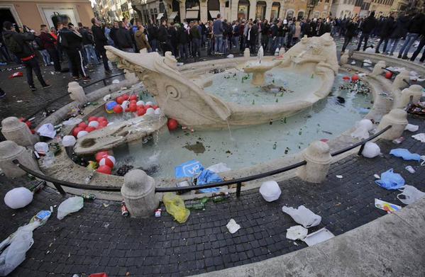 MaltratoPaisaxe's tweet photo. Roma_ PiazzaDiSpagna_ Fontana built in 1629 by the #Berninis and vandalized by the Football hools in 2015 @nofler8 http://t.co/gRCOkWG3X3