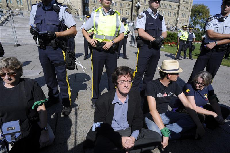 Greenpeace_ITA's tweet photo. Canada: dove difendere il clima rischia di essere terrorismo ► http://t.co/i3oedD6E2Y http://t.co/GM1lxwK8Oy