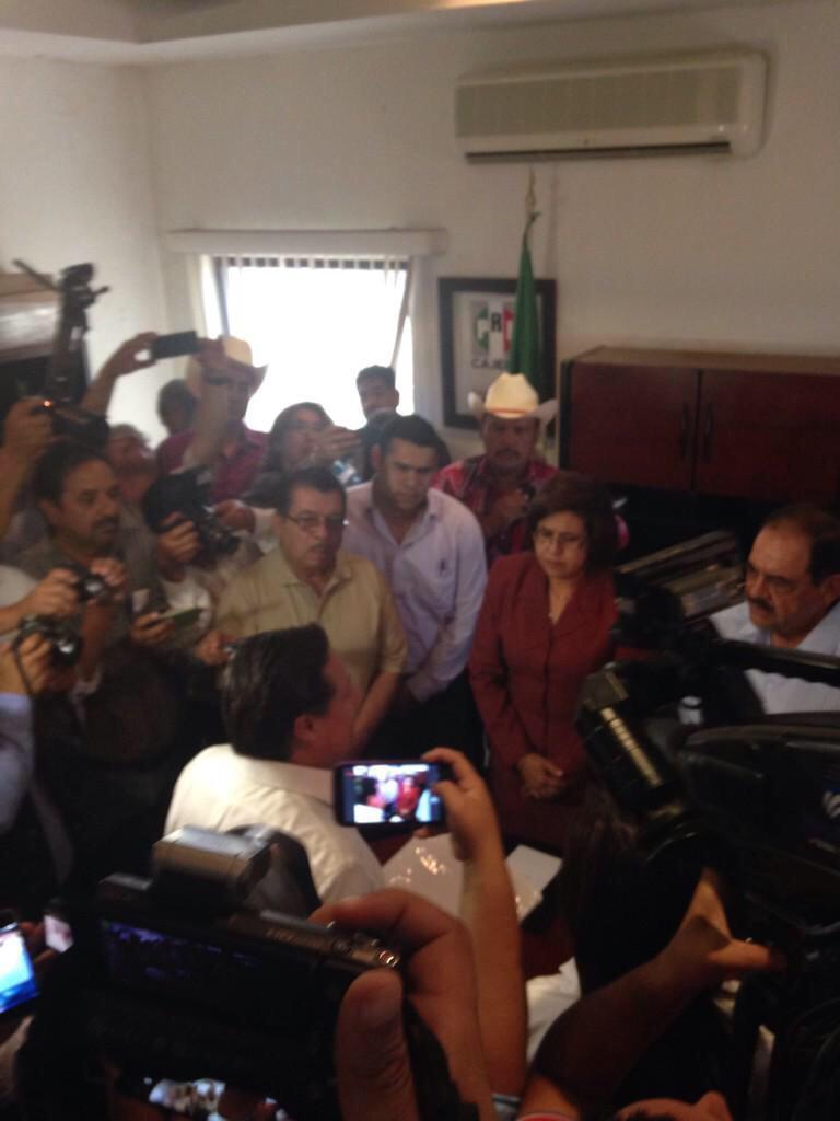 FattymaFF's tweet photo. Registro del diputado @FaustinoFelix http://t.co/njKsaIpSsT
