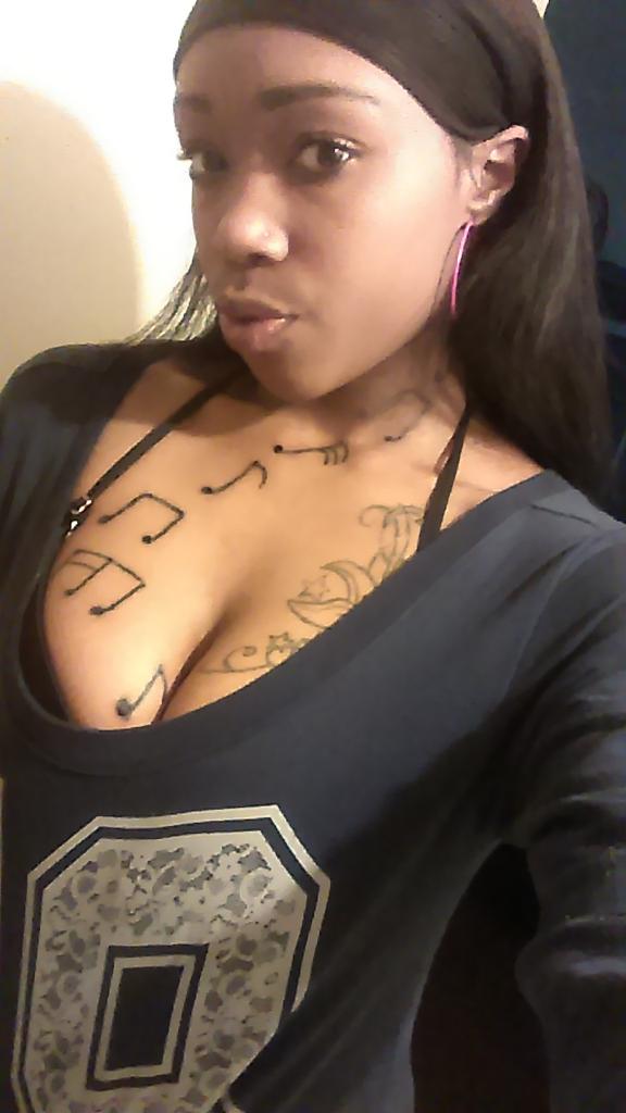 PreciousBrownl2's tweet photo. Too much for niggas , that's why I love these bitches 😏 http://t.co/NIcdUZ45Ny