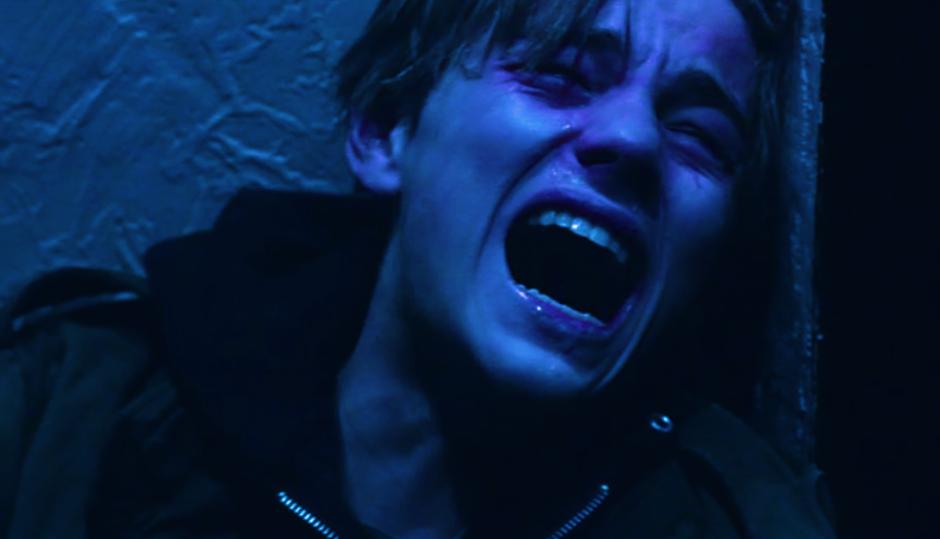 слезы истерика. девушка плачет картинки. плачущая девушка.