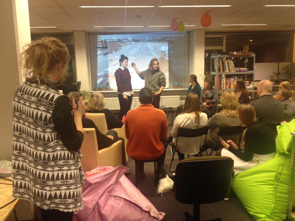 "<a href="/BlokjeOm050/">BlokjeOm</a>: Ivanka en Rachel bijten de kop af en vertellen over  <a href="/TheFreeCafe/">TheFreeCaféGroningen</a> " ondertussen in 'saus'