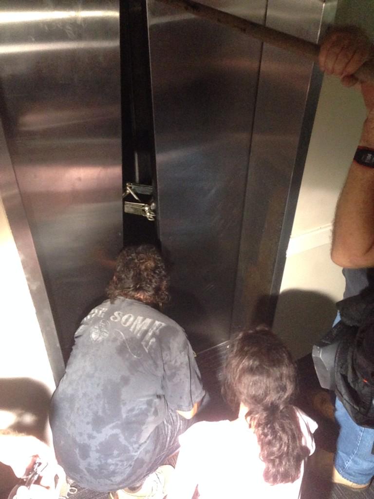 NathanPaull's tweet photo. Effort to free 2 ppl from lift in #yeppoon during #TCMarcia. One free, one to go. http://t.co/Dc9sIioVU7