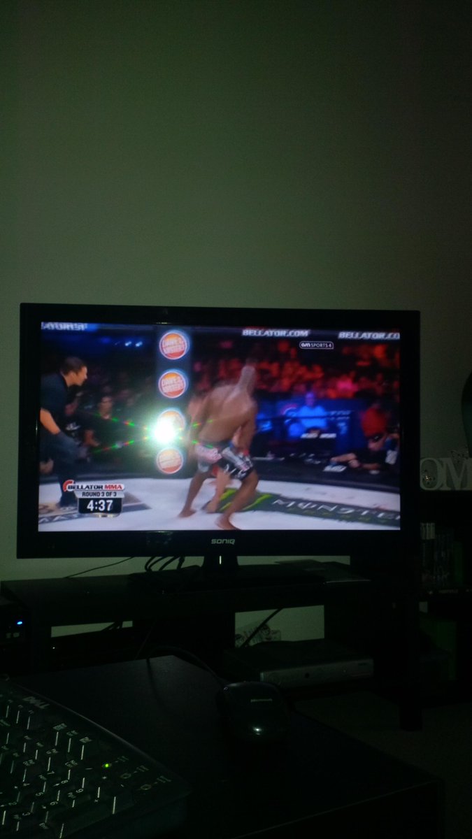 DesmondAngus's tweet photo. Watchin some @BellatorMMA today exciting card of fights @KingMoFH @illwillbrooks86   #bellator131 #bangbang #andstill http://t.co/Re1op604Nm
