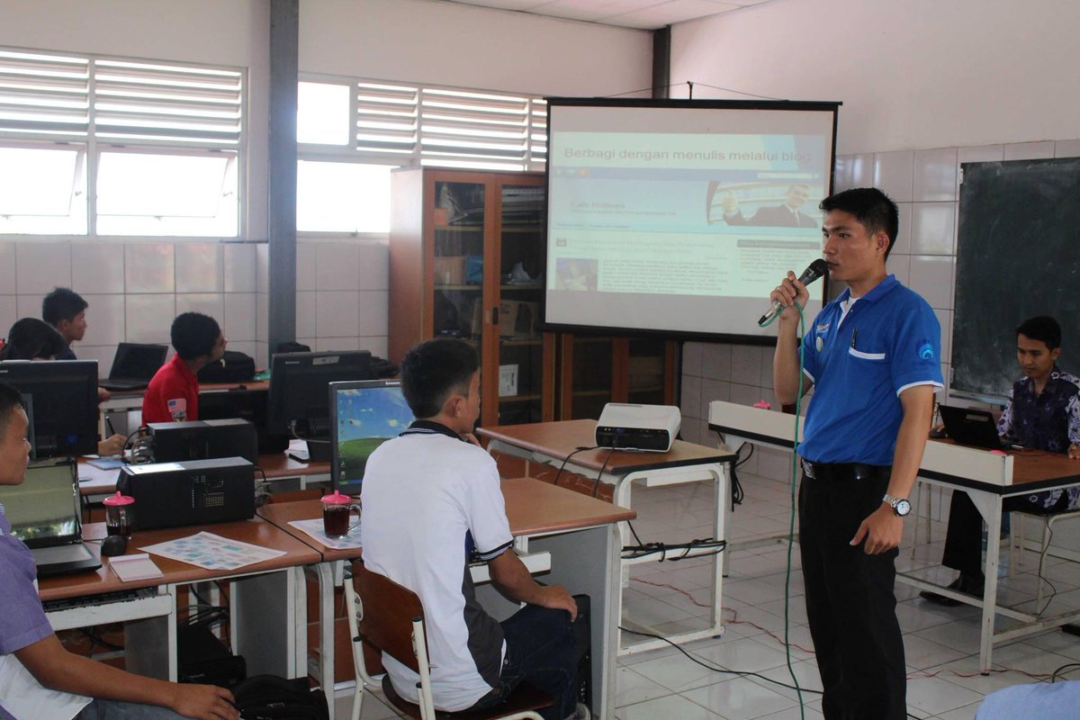 RTIKNias's tweet photo. Sosialisasi Internet Sehat &amp; Pelatihan Pembuatan Blog kpda siswa/i @SMAN1Gusit http://t.co/CwTEI6b6dK - @RelawanTIK http://t.co/ckL16RLbN3