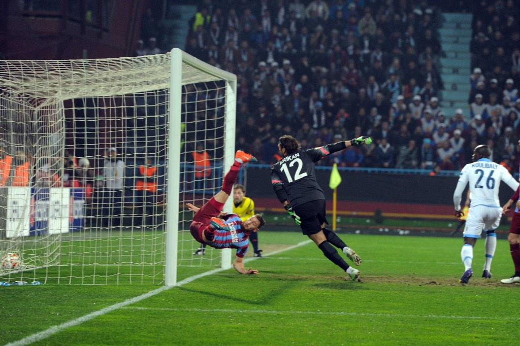 sscnapoli's tweet photo. 4 FOTO | Le immagini di una notte colorata d'azzurro #TrabzonsporNapoli #UEL #ForzaNapoliSempre http://t.co/YEQ79pW4Oc