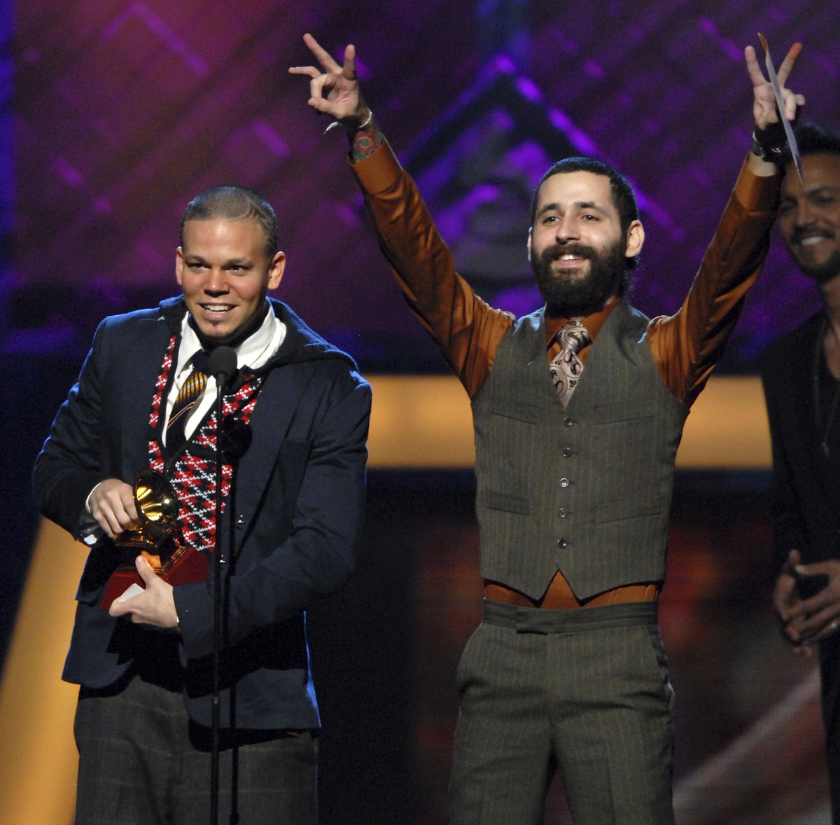 LatinGRAMMYs's tweet photo. Smile 😊! It’s #Friday! @Calle13Oficial recibiendo el #LatinGRAMMY por Mejor Álbum de Música Urbana en el 2007 http://t.co/qjEFuiVGy2