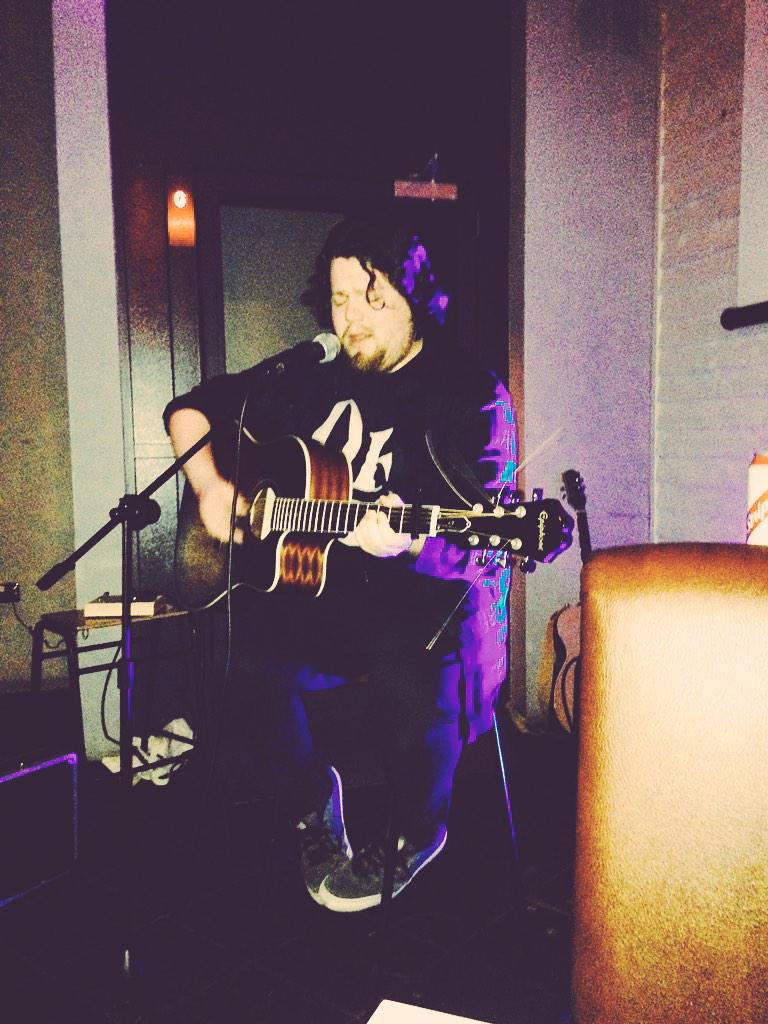 Bit of a late start but we're off! Big thanks  <a href="/ForumSheffield/">Forum Kitchen + Bar</a> , first up is Brendan Dooney! #music #live #sheffield