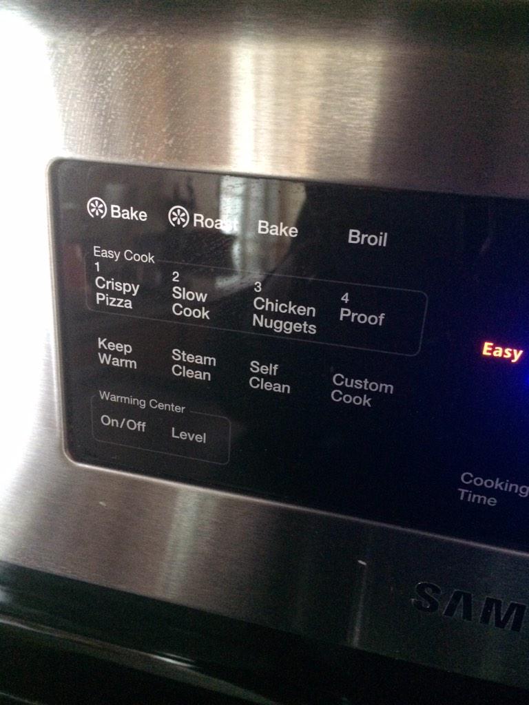 michdbyrne's tweet image. Pretty sure my oven was made for my #crispypizza #chickennuggets