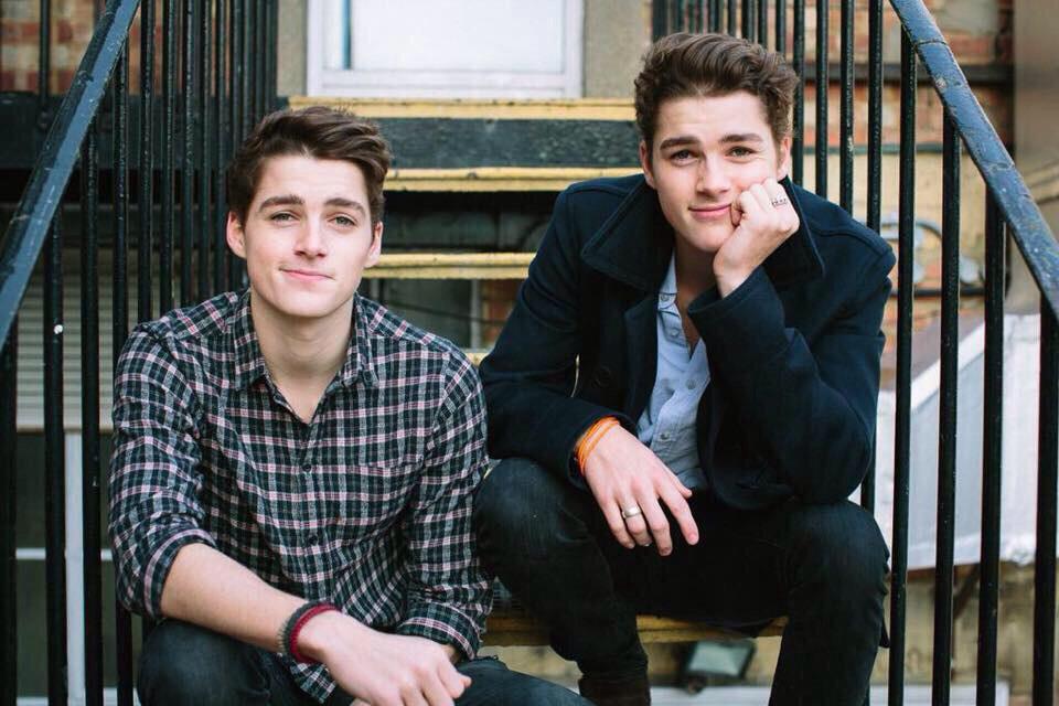 Поцелуй парней. Джек харрис близнецы. Два подростка. Два друга. Близнецы парни.