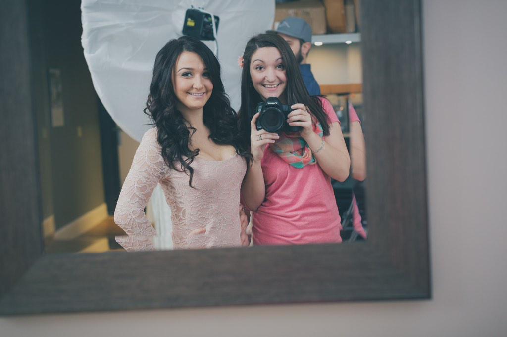DSD_Media's tweet image. In between sets for video 1 of our glamour promo shoot #TBT #mirrorselfie #setchange