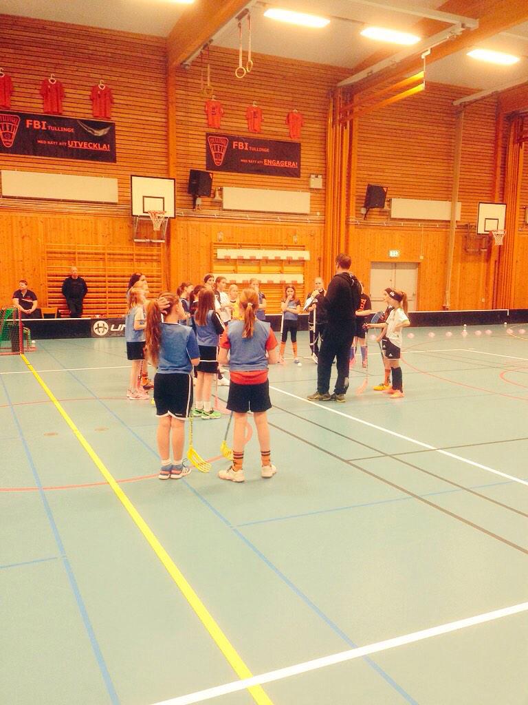 Faddervecka! Spelare och ledare från damlaget håller träningar för de yngre. Denna gång 03:or #fbitullinge