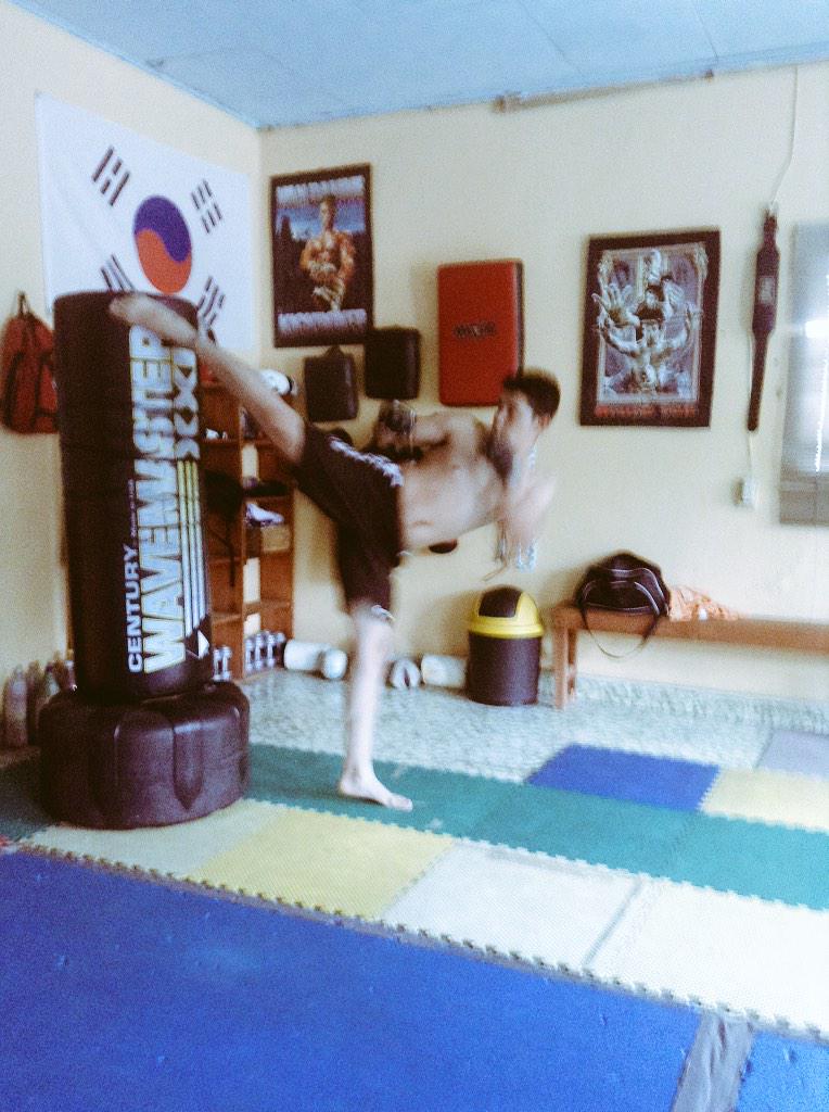 dbanegasItf's tweet photo. Entrenando fuerte todos los días #AMOLASARTESMARCIALES http://t.co/fGD3YAaWBY