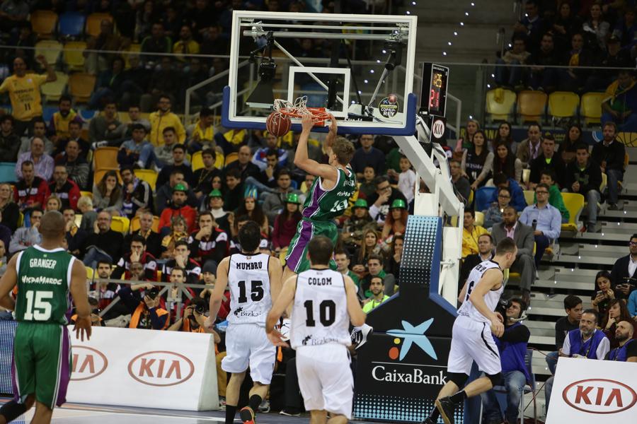 unicajaCB's tweet photo. ¡¡VICTORIA!! Ganamos 86-78 y nos metemos en semifinales, donde espera el @fcbarcelona #UnicajaLive #CopaACB http://t.co/oqrp5NNQe2
