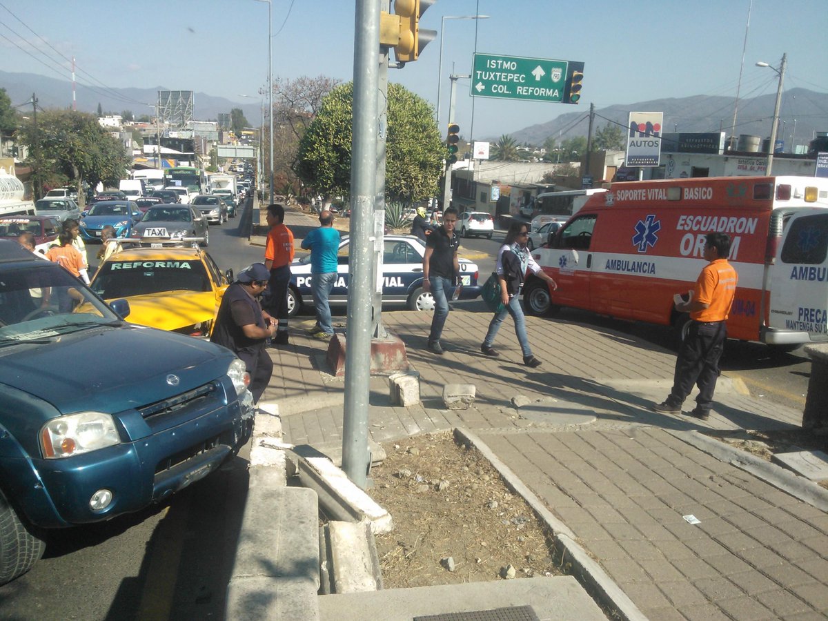 whatADRENALINA's tweet photo. @escuadronoram atiende a lesionados tras fuerte choque en el columpio de ixcotel http://t.co/9LNvVaLT9n