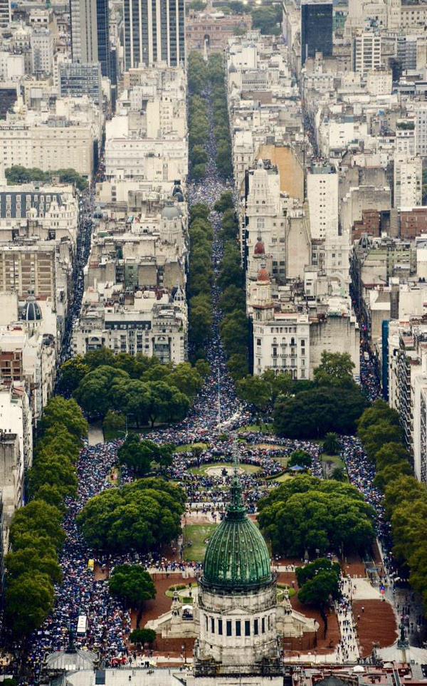 mariomassaccesi's tweet photo. #Ayer #18F 
Tremenda foto de @andresdelia http://t.co/LJUiwb8h7G