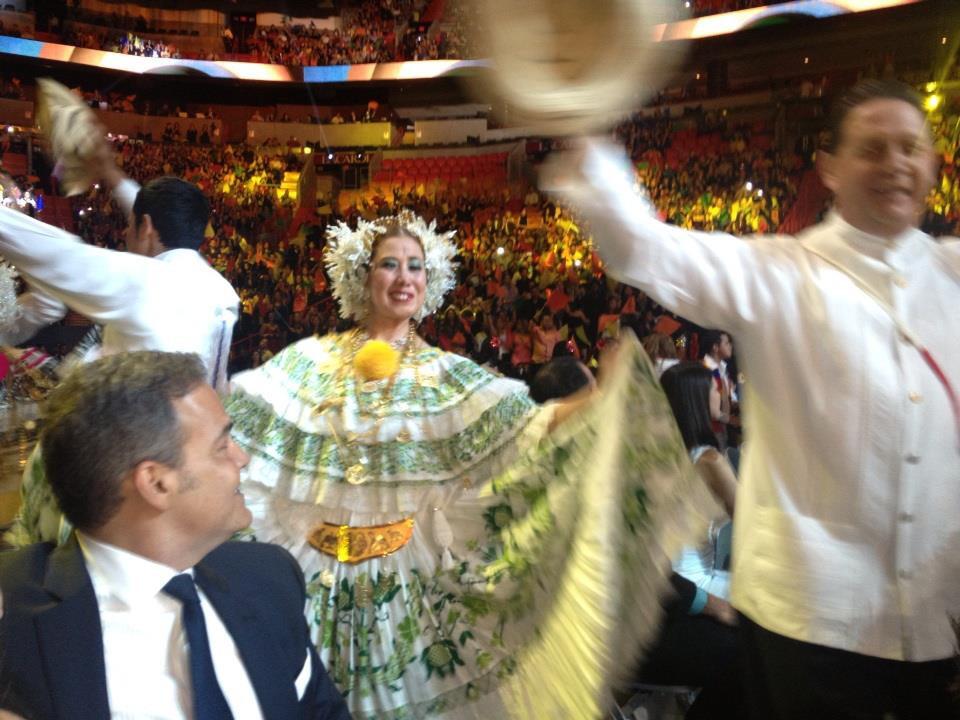DMB_Dances's tweet photo. #tbt at #PremiosLoNuestro in the opening number with #JuanLuisGuerra #Univision proud to represent #Panama #Folklore http://t.co/meZ1nDh4LV