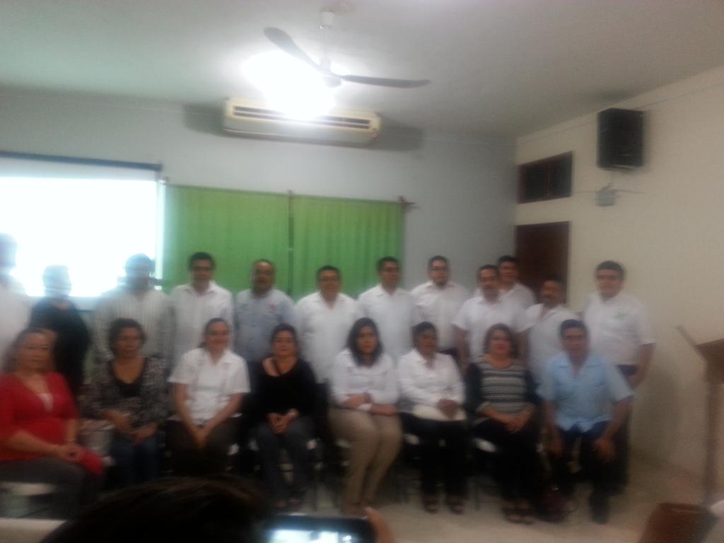 rocalan's tweet photo. @RED_CIUDADANA_ presente en la toma de protesta de los profesionistas en Felipe Carrillo Puerto. Felicidades y Exito. http://t.co/aejIygRnIl