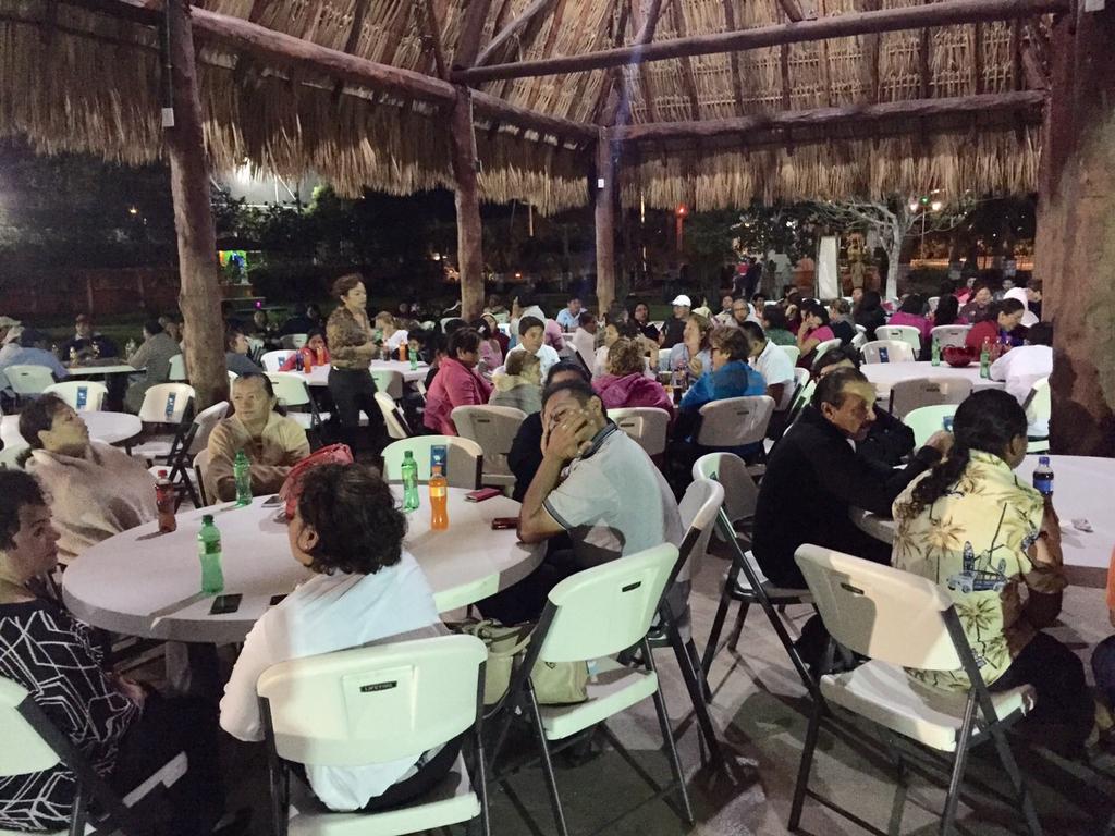 rocalan's tweet photo. @RED_CIUDADANA_ Promotores de COZUMEL en Reunion de evaluación coordinan Eduardo Ovando y Rosaura Villanueva #sumate http://t.co/PGEk5QkvyD