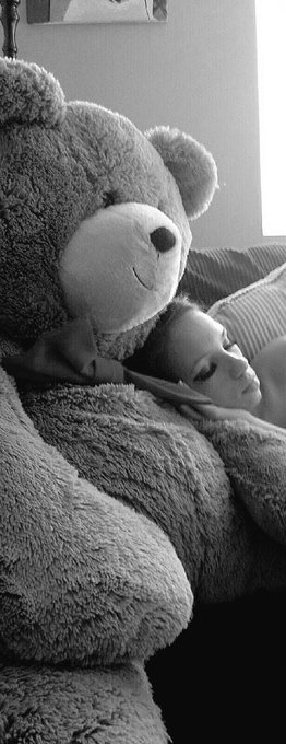 One late night... My pillow http://t.co/sHjM5HenaB<a href="/tag/theabbey"class="tags"><span>#theabbey</span></a><a href="/tag/raybaybay"class="tags"><span>#raybaybay</span></a>