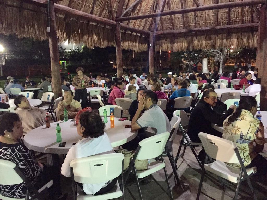 rocalan's tweet photo. @RED_CIUDADANA_ Promotores de COZUMEL en Reunion de evaluación coordinan Eduardo Ovando y Rosaura Villanueva #sumate http://t.co/PGEk5QkvyD