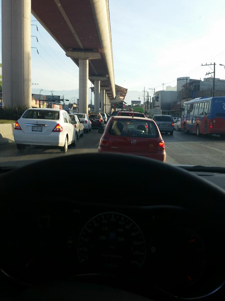 SenseiFer11's tweet photo. Múltiples semáforos en avenida universidad. 
Ya quitenlos http://t.co/QIRY1CCeD4
