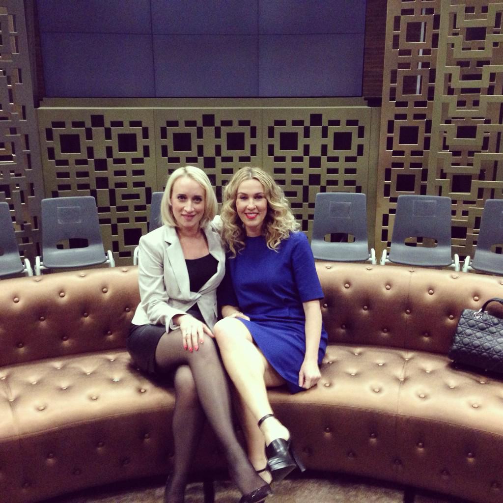 Eva Jinek &amp; ik delen liefde voor: bank, hoge hakken &amp; doorwrochte vragen over photoshoppen. #jineklive #topvrouw.