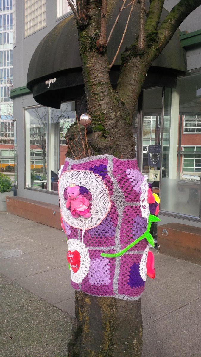 BertrandDMann's tweet photo. Because trees need to stay warm, too, you know!
#TreeSweater #TrunkCozy http://t.co/ExqR7l5ioo