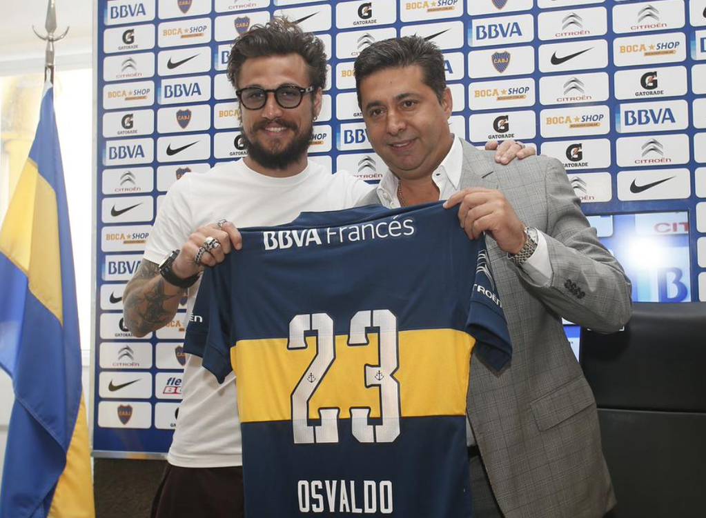 sempreINTER_id's tweet photo. Johny Depp main di Boca http://t.co/aRGqpEIYiO