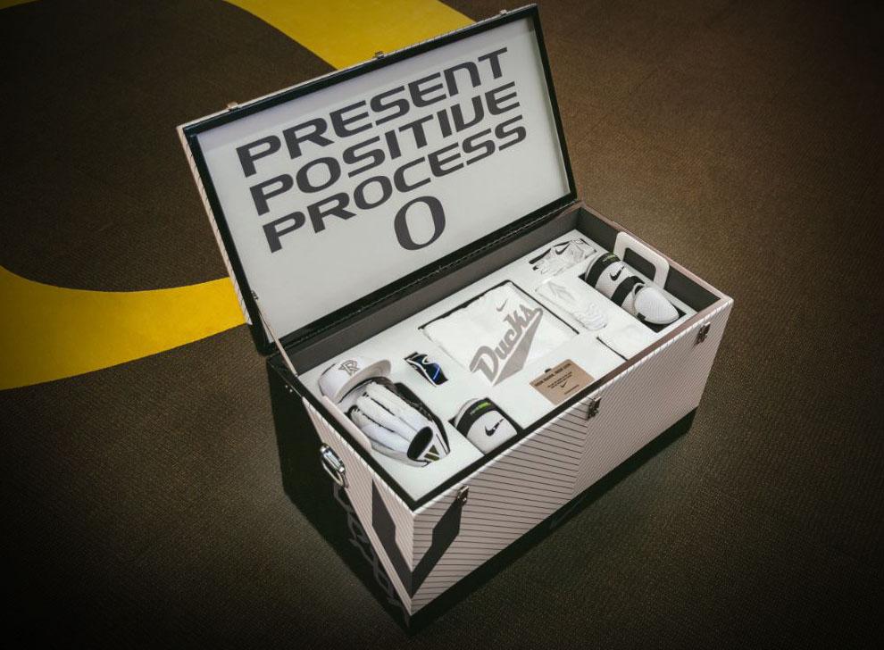 kingkshberry's tweet photo. “@OregonBaseball: The #Futuregetsfaster this season with the new @nikebaseball Vapor White Pack. #GoDucks http://t.co/PJABSn6nq7” @asn4795