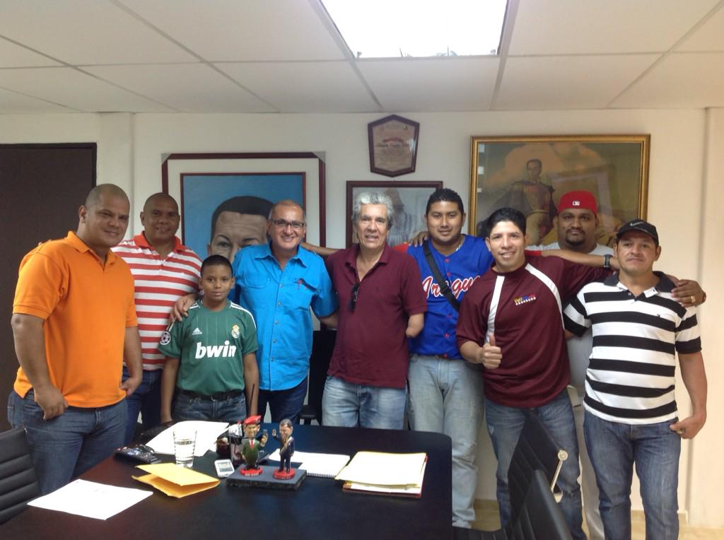 albertomorapsuv's tweet photo. Con la organización "Softbol de un Solo Brazo"Potenciando el deporte en Mariño @TareckPSUV @IRDA_OFICIAL http://t.co/7Z3iBqiCFM