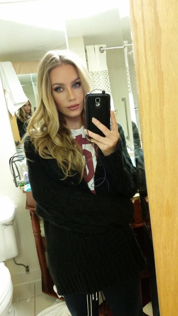 XNicoleAnistonX's tweet photo. First show at Silk Milwaukee at 12 midnight!  :) http://t.co/bJidYKAbCA