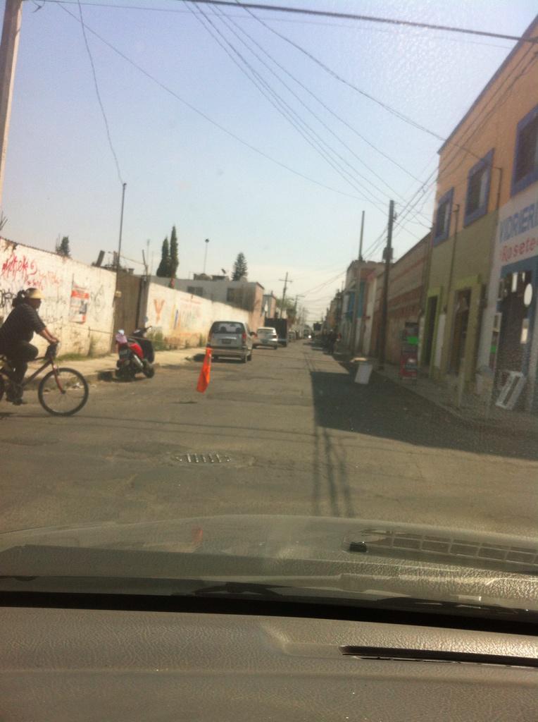 SMEMantenimien1's tweet photo. @CholulaHoy @CholulaReporta  @JoseJuanEsp tiene pa publicidad de lujo miren su señaletica http://t.co/5dVTtzqs3J http://t.co/Y5qVDxtkAZ